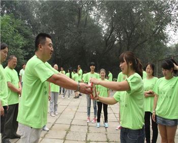员工工程员工参加户外活动
